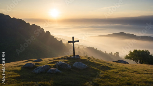 Krzyż na wzgórzu o wschodzie słońca © MS