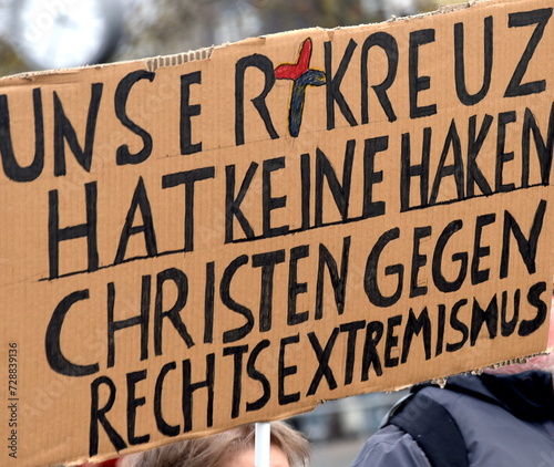 Pappschild: " Unser Kreuz hat keine Haken. Christen gegen Rechtsextremismus"
