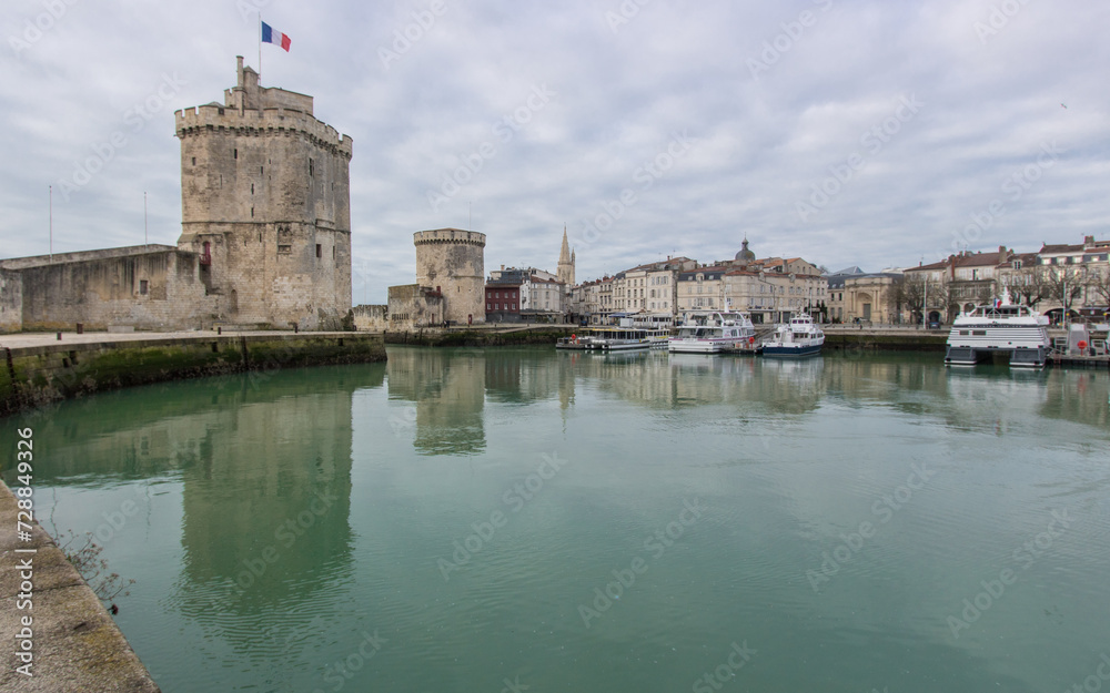 Le Vieux-Port est le plus ancien port de La Rochelle et le cœur historique de cette ville de Charente-Maritime (Nouvelle-Aquitaine). La tour de la chaîne et la tour Saint-Nicolas en gardent l'entrée