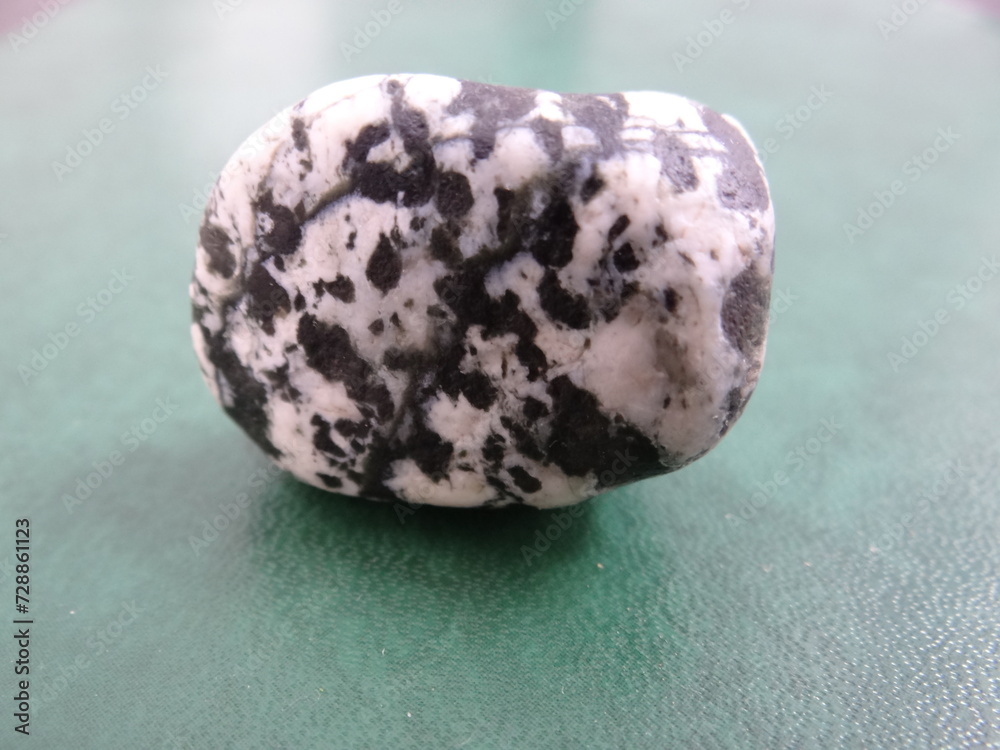 Obraz premium The first stone in history that contains the face of a strange being