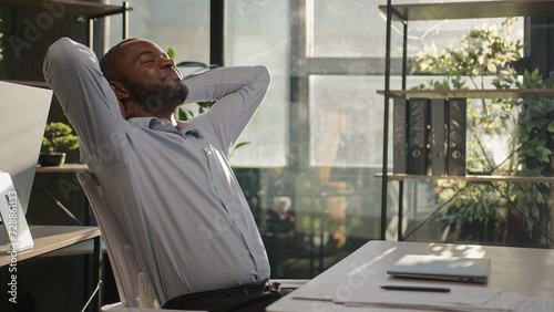Foto Satisfied businessman African American mature middle-aged 45s man finish compute