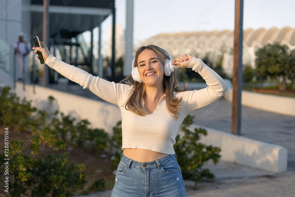 CHICA ALEGRE Y SONRRIENTE BAILANDO EN LA CALLE CON CASCOS CHICA ALEGRE Y SONRRIENTE BAILANDO EN LA CALLE CON CASCOS