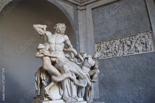 Escultura de Laocoonte en Roma, Italia photo