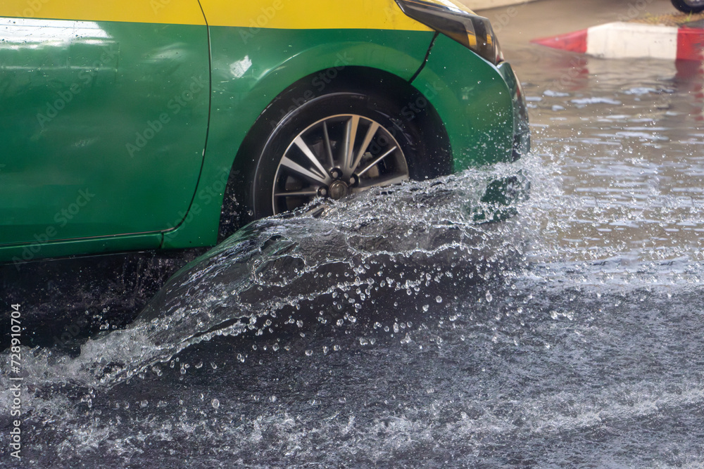 Φωτογραφία The detailed look at wheel of car driving through a flooding street the rain