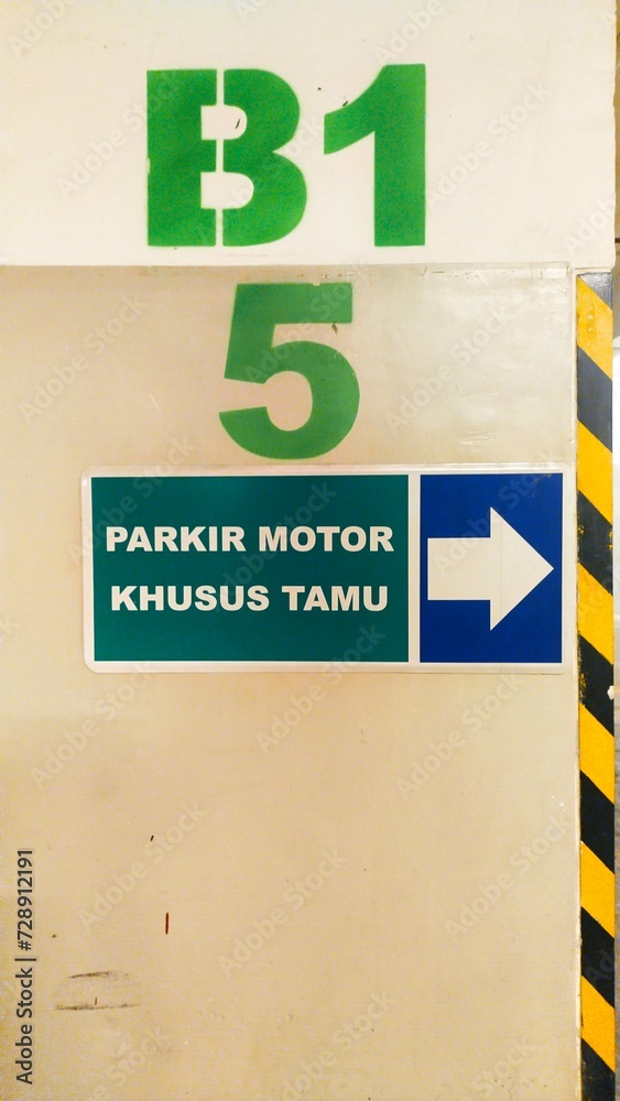 Obraz premium the sign for the motorbike parking area reads 