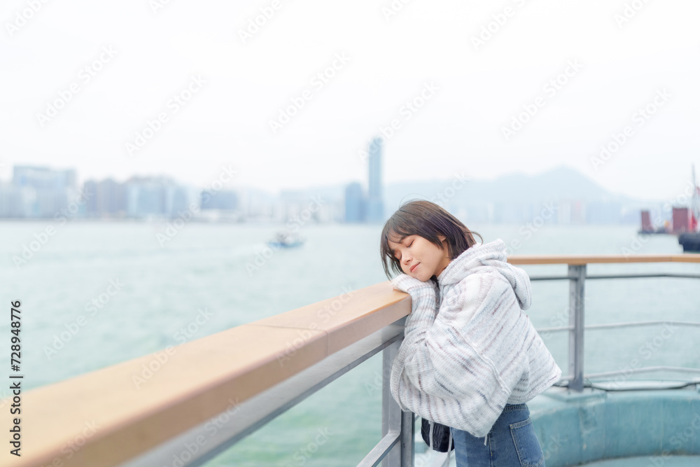 寒い冬に香港の街や公園や海沿いを散歩する20代の中国人女性 Chinese woman in her 20s taking a walk in the streets, parks and seaside in Hong Kong in the cold winter