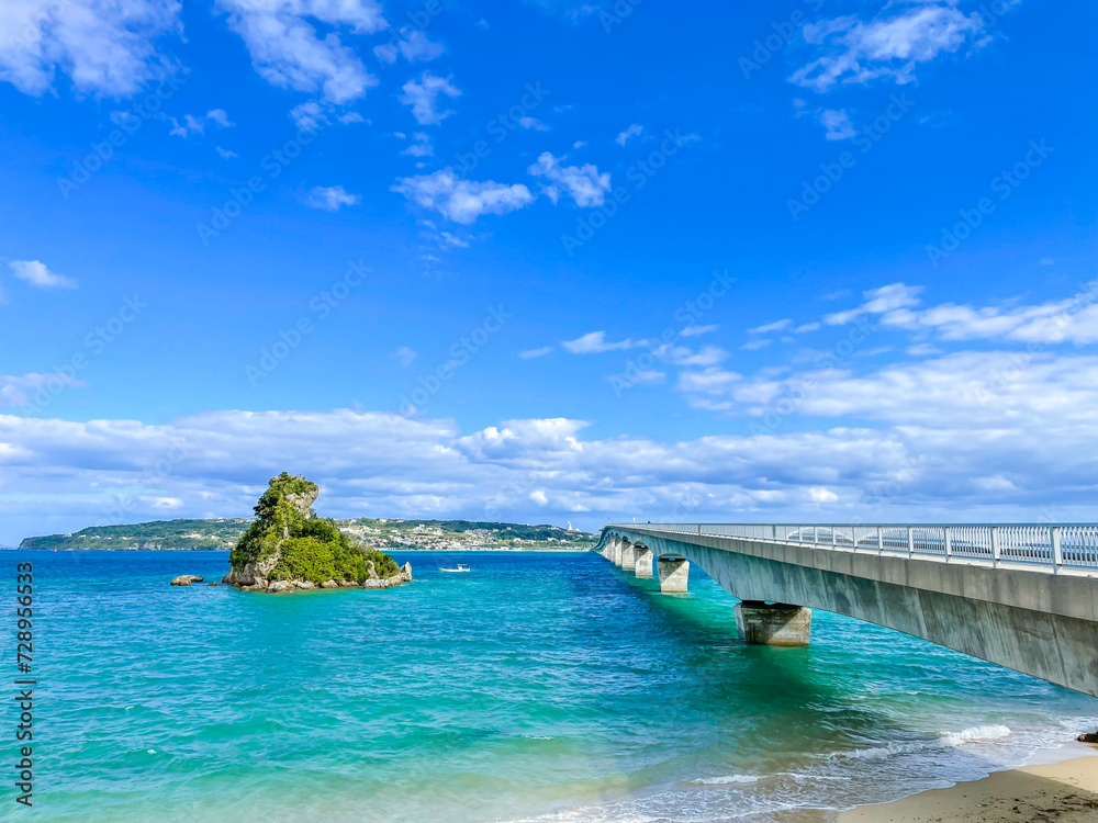 沖縄県の青い海と古宇利島と古宇利大橋