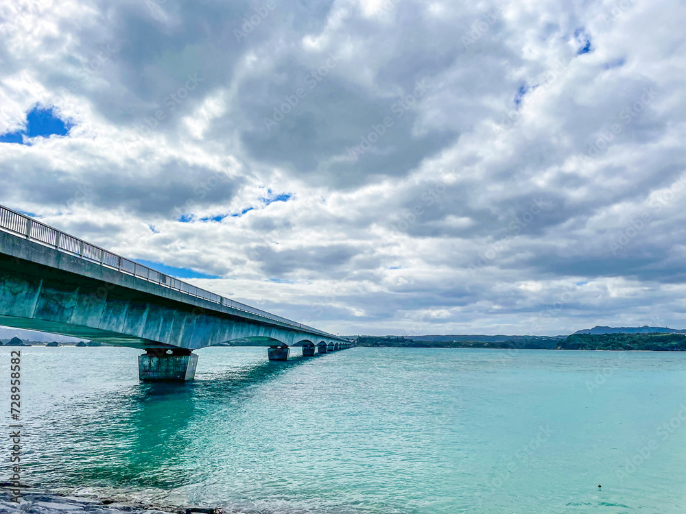 沖縄県の青い海と古宇利島と古宇利大橋
