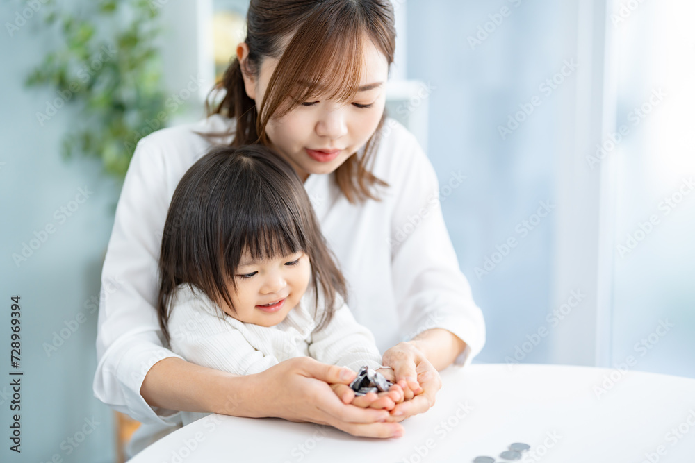 子供にお金の勉強をさせる母親
子供にお金の勉強をさせる母親