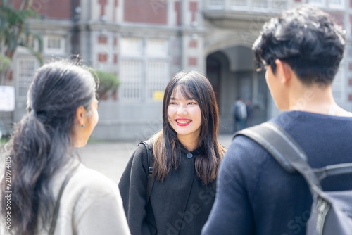 台湾台北市大安区の大学で３人の大学生男女が話している様子 Three college students talking at a university in Da'an District, Taipei City, Taiwan