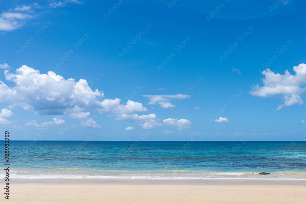Playa de arenas blancas con mar y cielo azul con algunas nubes. Inspiración y concepto de viajes, libertad, turismo, vacaciones y felicidad. ia. Playa de arenas blancas con mar y cielo azul con algunas nubes. Inspiración y concepto de viajes, libertad, turismo, vacaciones y felicidad. ia.