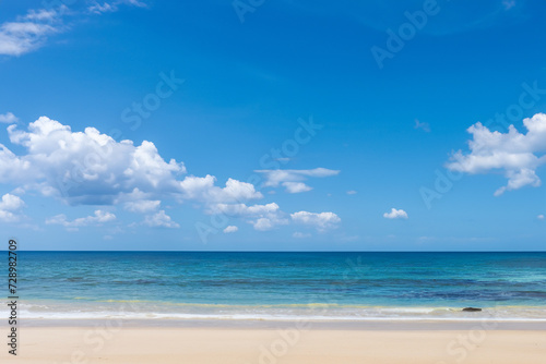 Playa de arenas blancas con mar y cielo azul con algunas nubes. Inspiración y concepto de viajes, libertad, turismo, vacaciones y felicidad. ia. photo