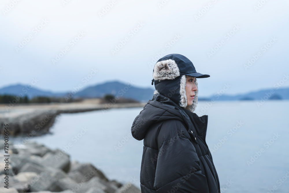 海を散策する女性 海を散策する女性