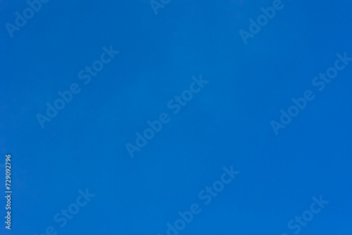 Cielo azul con pocas nubes photo