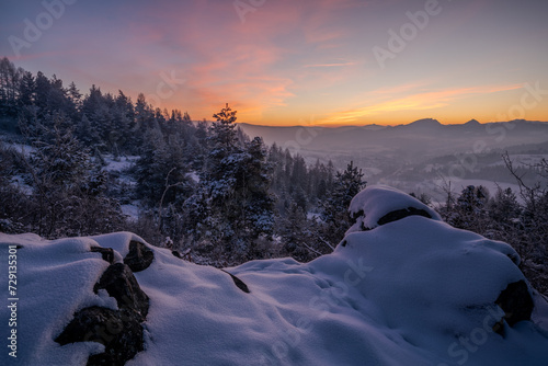 Fototapeta Naklejka Na Ścianę i Meble -  Beautiful winter scenery showing winter sunrise in the Pieniny mountains in Poland