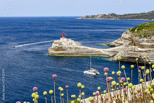 Bonifacio, Korsika, Insel, Phare de la Madonetta, Leuchtturm, Klippe, Meerenge, Hafeneinfahrt, Hafen, Kalkfelsen, Ausflugsschiffe, Boote, Küste, Mittelmeer,  Aussichtspunkt, Sommer, Frankreich photo