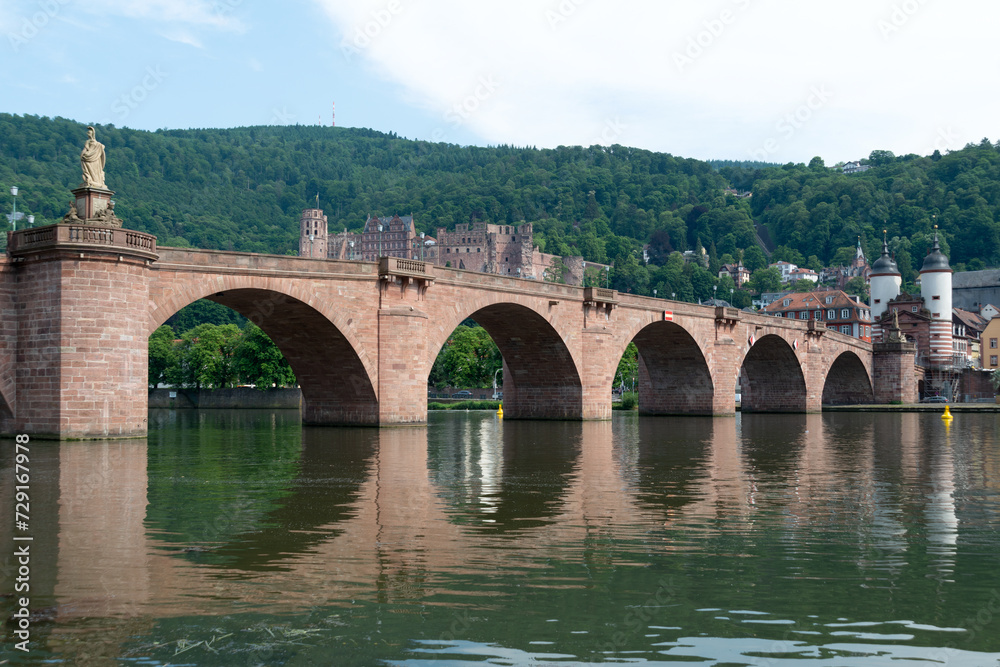 Fototapeta premium Die Alte Brücke über dem Neckar, Stadt Heidelberg