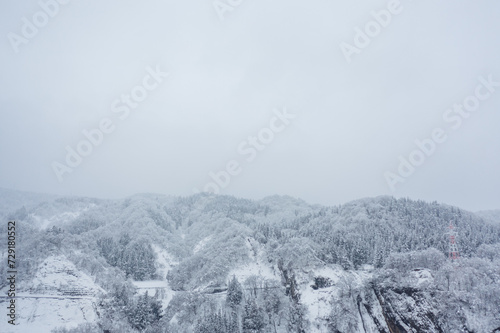 ドローン撮影：真っ白な雪に覆われた雪山