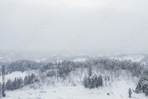 ドローン撮影：真っ白な雪に覆われた山 © snow-aiai