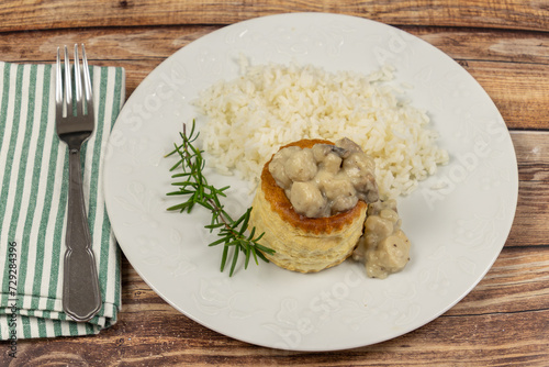 bouchée à la reine et riz, en gros plan, dans une assiette