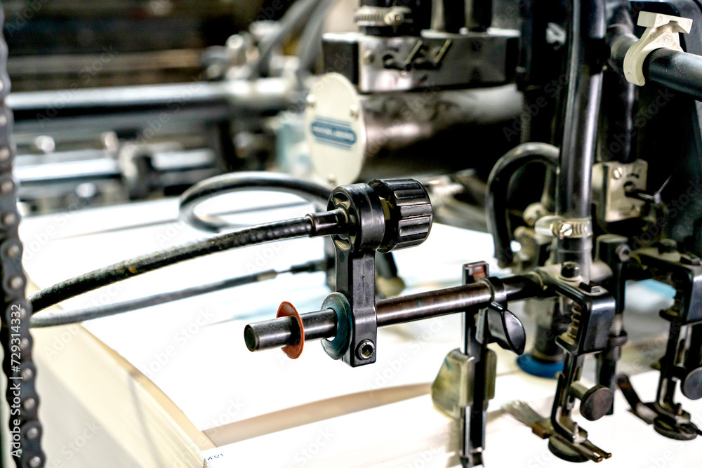 Offset printing machine feeder transfer metallic paper through the feeding table to the printing unit