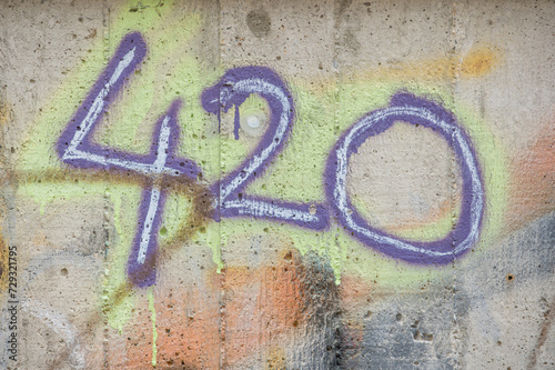 Zahl 420 auf Betonwand mit Graffiti 