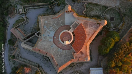 Montée à la verticale de la tour du Fort St Elme au dessus de l'étoile de Vauban photo