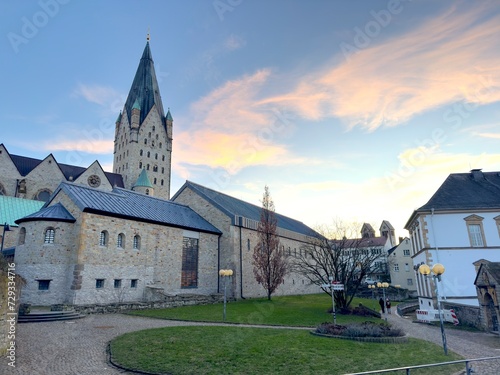 Blick an einem Winterabend zum Paderborner Dom, der Kaiserpfalz und der Stadtbibliothek Paderborn am Rand, Altstadt, Innenstadt, Ostwestfalen-Lippe, NRW photo