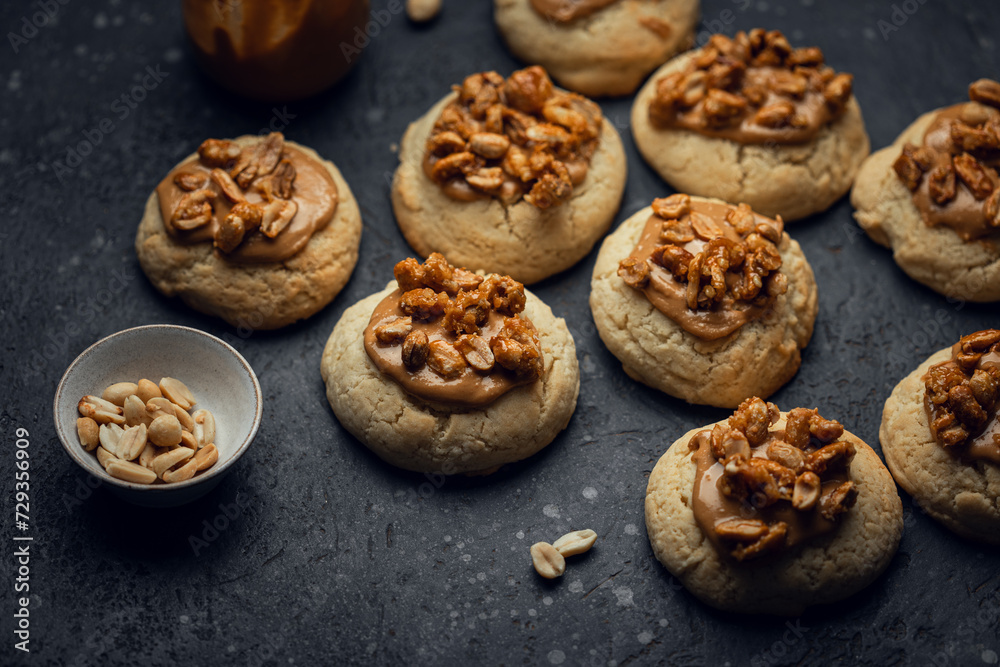 Cookies en gros plan fait maison au praliné cacahuète et cacahuètes caramélisées Cookies en gros plan fait maison au praliné cacahuète et cacahuètes caramélisées