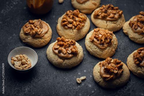 Cookies en gros plan fait maison au praliné cacahuète et cacahuètes caramélisées photo