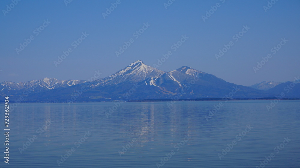 猪苗代湖と残雪の磐梯山 猪苗代湖と残雪の磐梯山