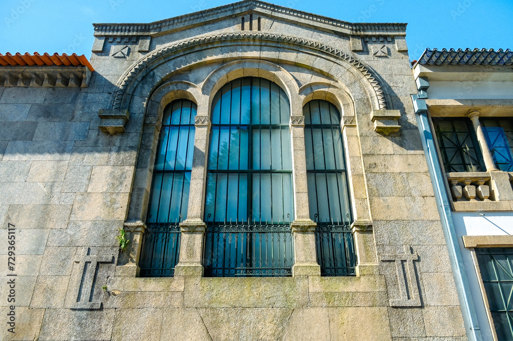 Obraz premium Ancient window and stone wall in Porto, Portugal