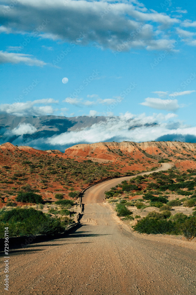 Schotterstraße durch den Los Cardones Nationalpark, Argentinien, Südamerika