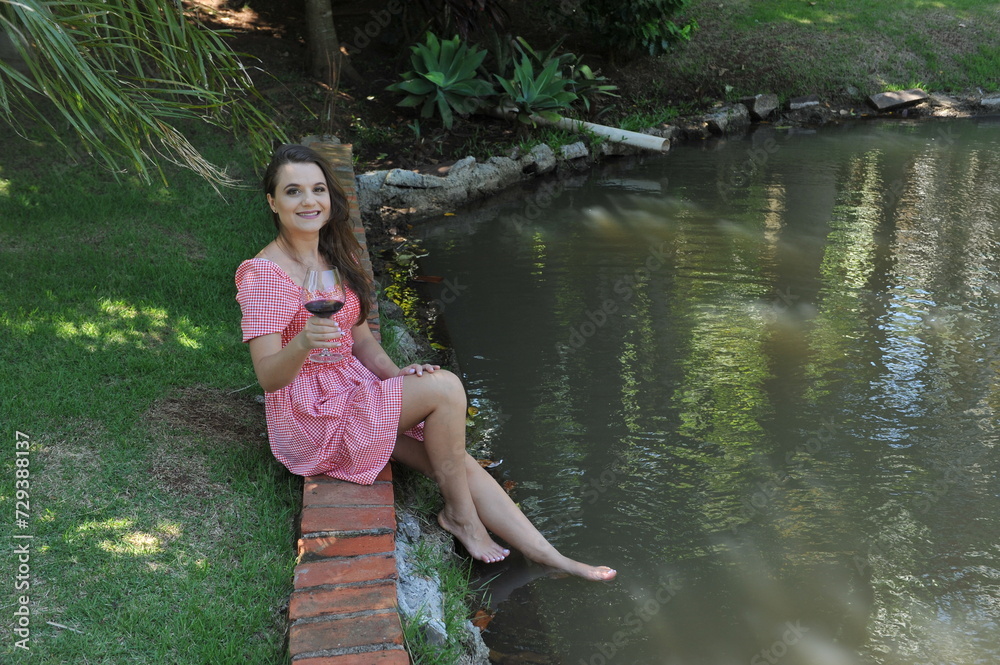 beldade tomando vinho perto de lago beldade tomando vinho perto de lago