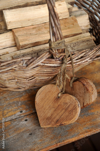 cesta com corações de madeira artesanais  photo
