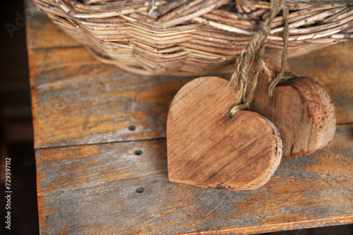 cesta com corações de madeira artesanais  photo