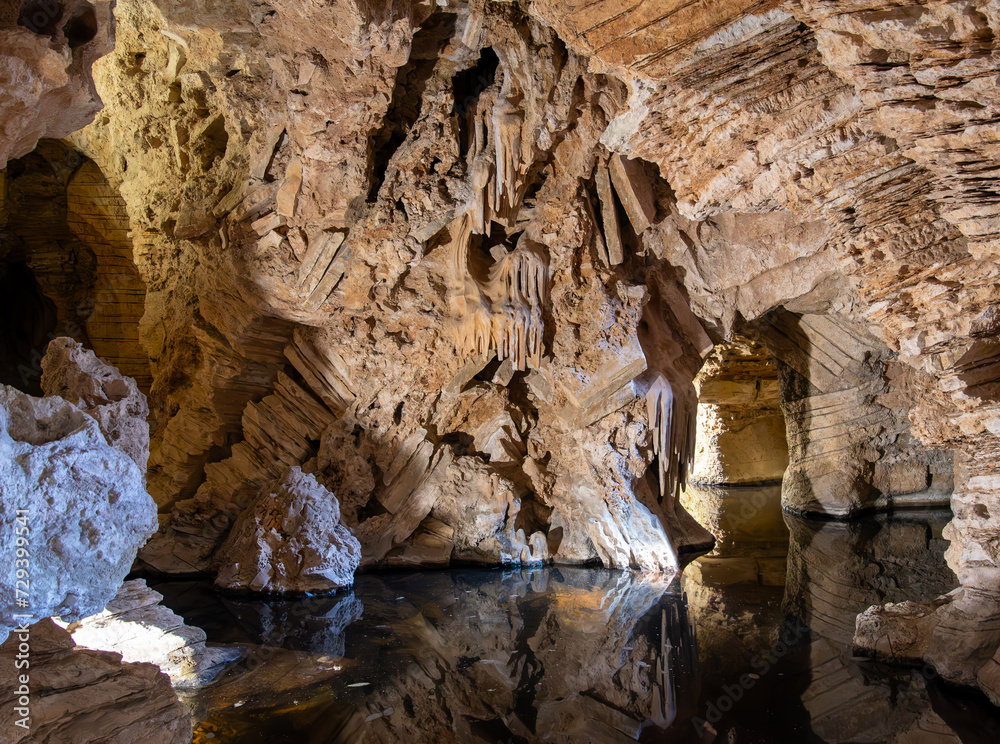 lago dentro caverna