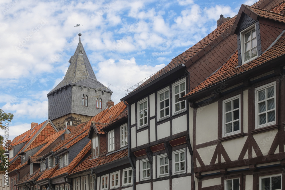 Hildesheim - Kehrwiederturm hinter Altstadthäusern, Niedersachsen, Deutschland, Europa