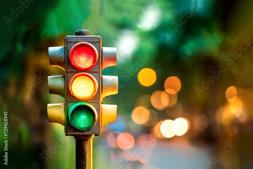 Ampel im Vordergrund, Bokeh Hintergrund  photo