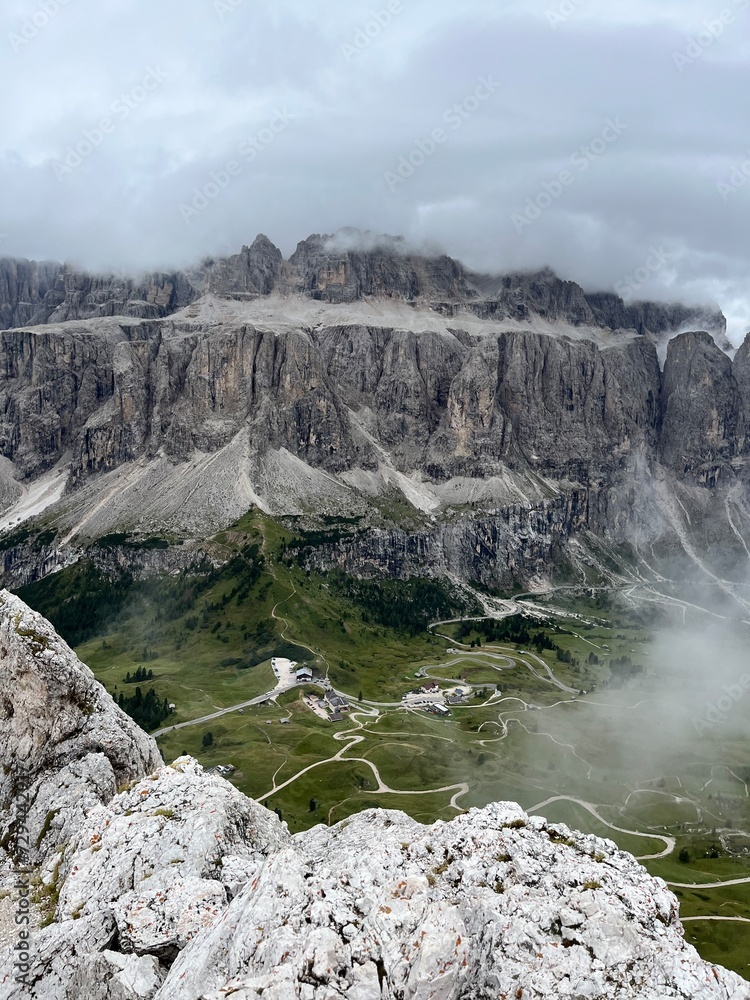 Fototapeta premium Blick ins Tal beim Wandern in Italien