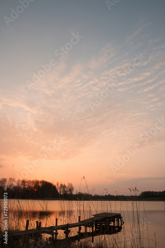 Bootsteg am See mit Abend Himmel, Hochformat © Lars Gieger