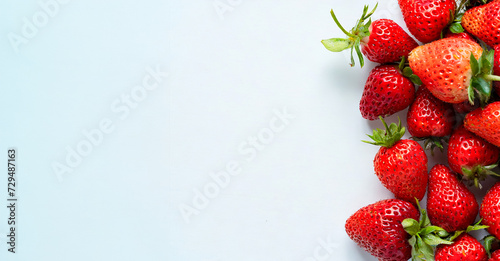 Jolies fraises en gros pan sur le côté droit de l'image, espace libre pour écrire photo