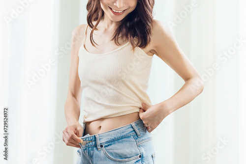 Plakat w ramie ダイエットに成功して喜ぶ笑顔の女性