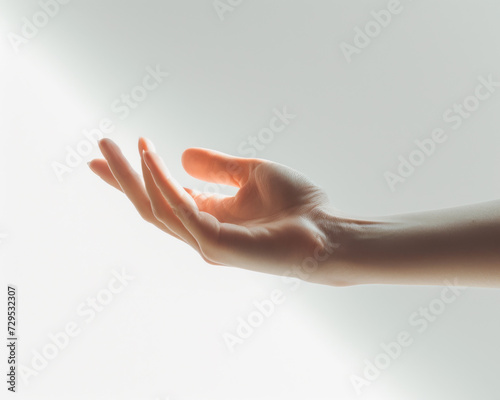 Zarte Interaktion offene Hand mit  weißem Hintergrund