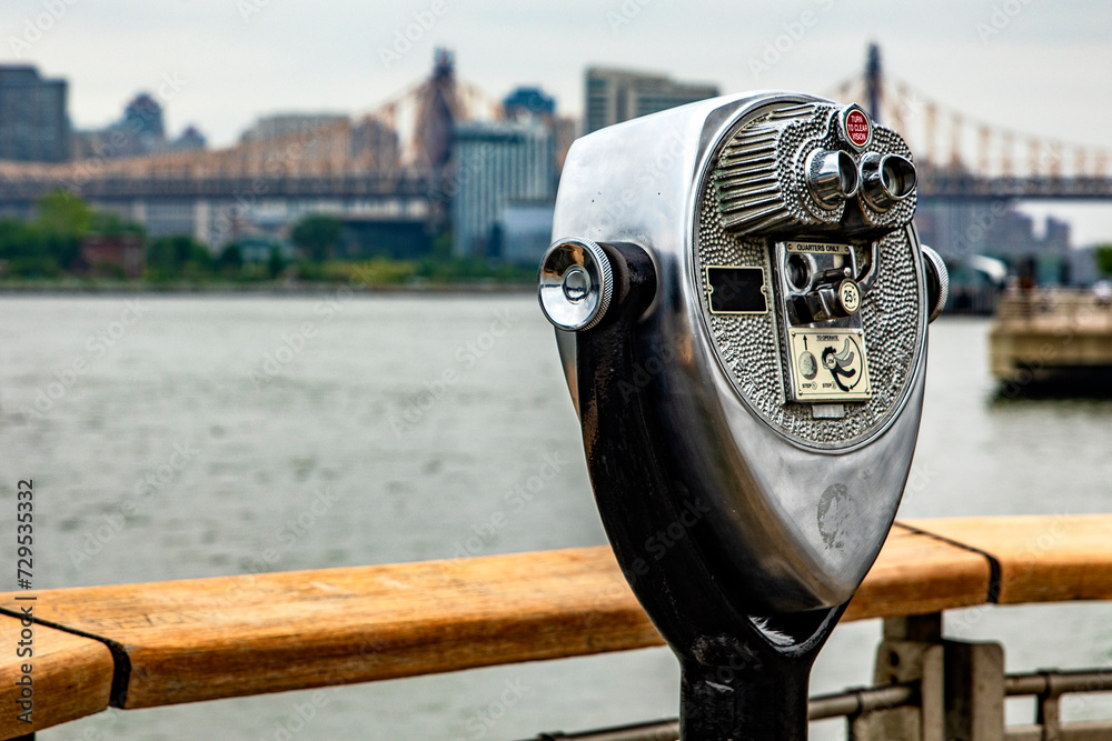 Φωτογραφία Panoramic view of the Manhattan skyline seen with a Long Island binoculars, which is an island that extends across New York (USA) from where you can see the skyscrapers of the Big Apple