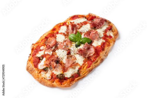 Pinsa con prosciutto, un tipo di pizza romana condita con prosciutto cotto, mozzarella, sugo e capperi, cibo italiano 
