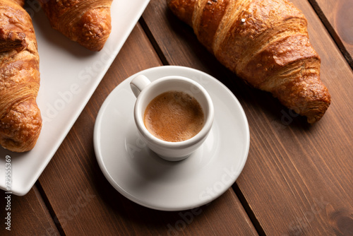 Caffè espresso napoletano e cornetti, colazione italiana 