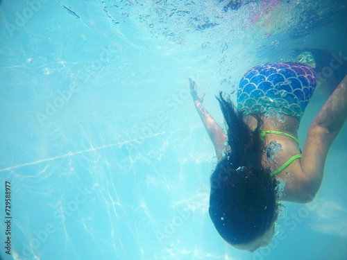 menina fazendo mergulho em piscina  photo