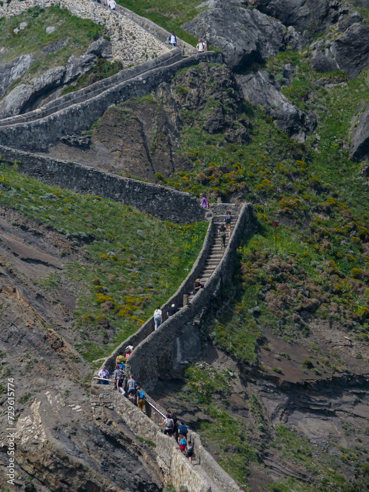 Fototapeta premium Grande muraille escalier dans une montagne sur une île