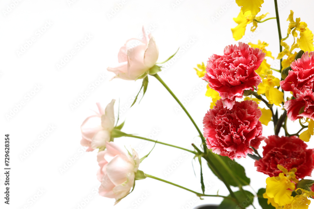 白背景の薔薇,オンシジウムとカーネーションの花束